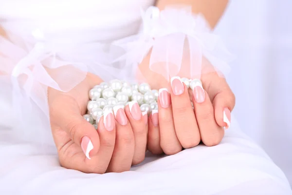Luvas de casamento em mãos de noiva, close-up — Fotografia de Stock