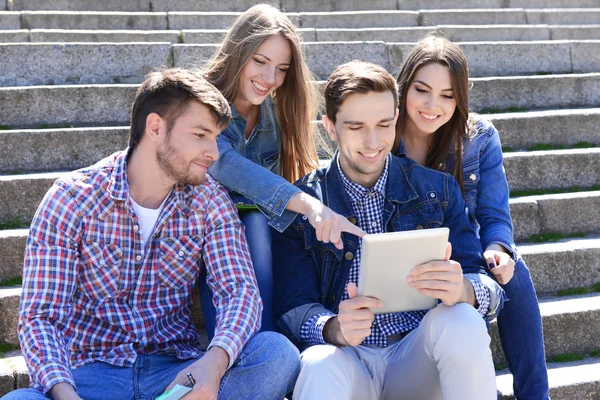 Estudiantes sentados en escaleras — Foto de Stock