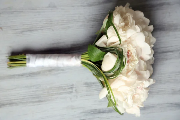 Krásné svatební kytice na barevné dřevěné pozadí — Stock fotografie