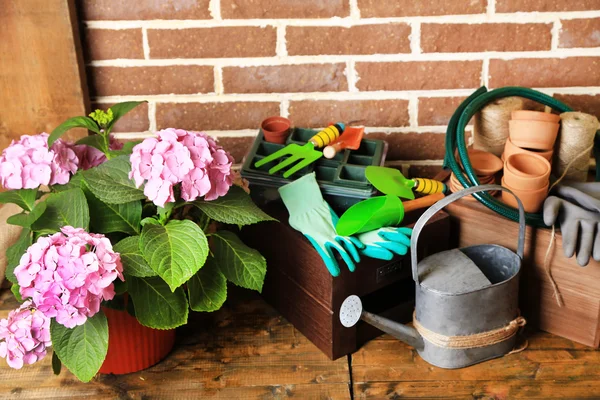 Εργαλεία του κηπουρού σε φόντο τούβλα — Φωτογραφία Αρχείου