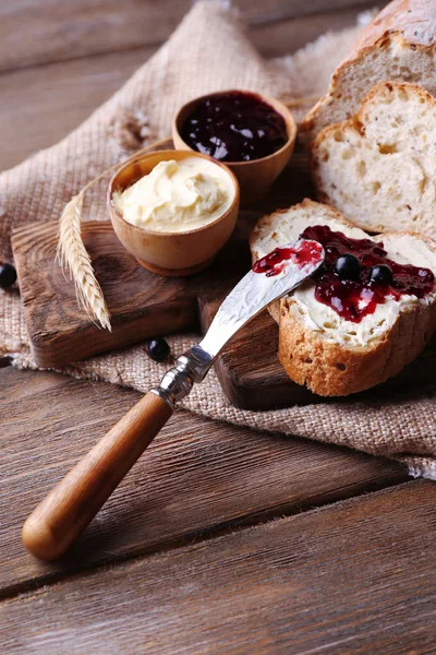 신선한 빵과 홈메이드 버터와 까치 나무 배경에 잼 — 스톡 사진