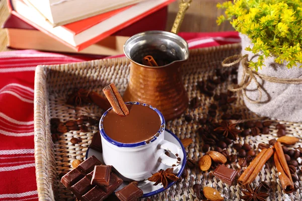 Tazza di cioccolata calda sul tavolo, primo piano — Foto Stock