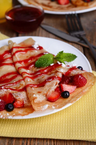 Delicious pancakes with berries on table close-up — Stock Photo, Image