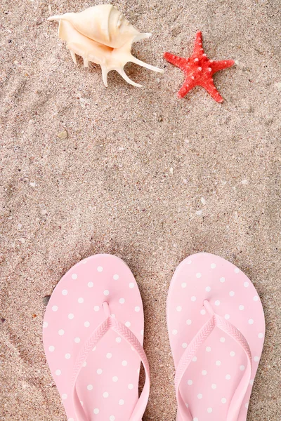 Farbe Flip-Flops auf Sandhintergrund — Stockfoto