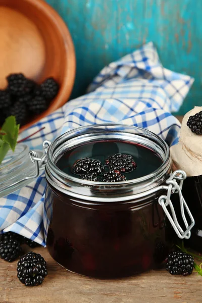 Välsmakande blackberry sylt och färska bär — Stockfoto