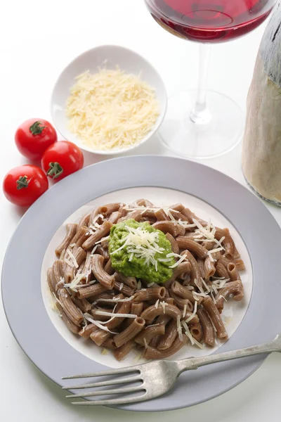 Italiaanse pasta op tafel, close-up — Stockfoto