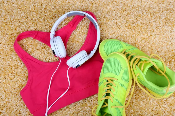 Ropa deportiva, zapatos y auriculares — Foto de Stock