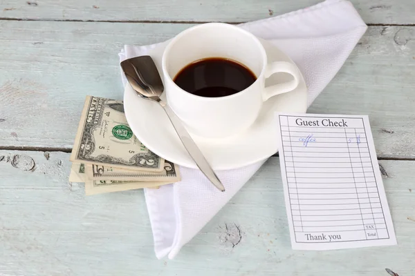 Cheque, dinheiro e xícara de café — Fotografia de Stock