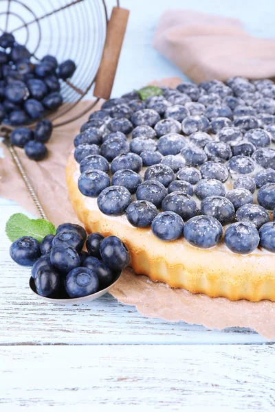 Smakelijk zelfgemaakte taart met bosbessen op houten tafel — Stockfoto