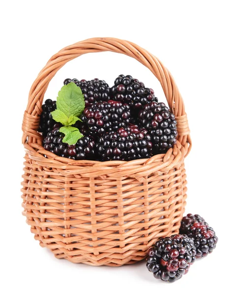 Köstliche Brombeeren in Weidenkorb isoliert auf weiß — Stockfoto