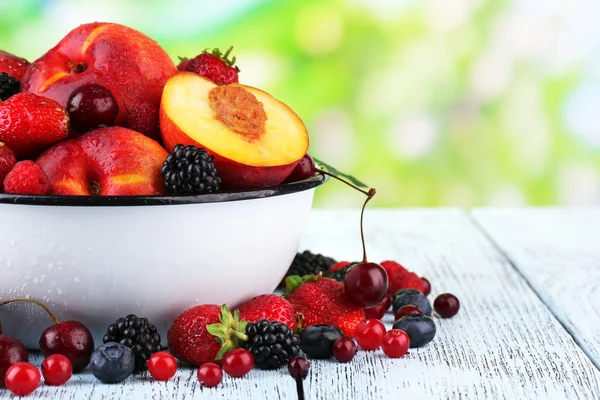 Peaches and berries in bowl — Stock Photo, Image