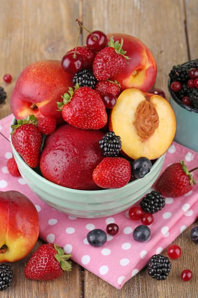 桃子和浆果在碗里 — 图库照片