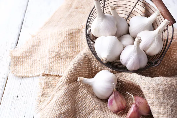 Frischer Knoblauch im Korb — Stockfoto