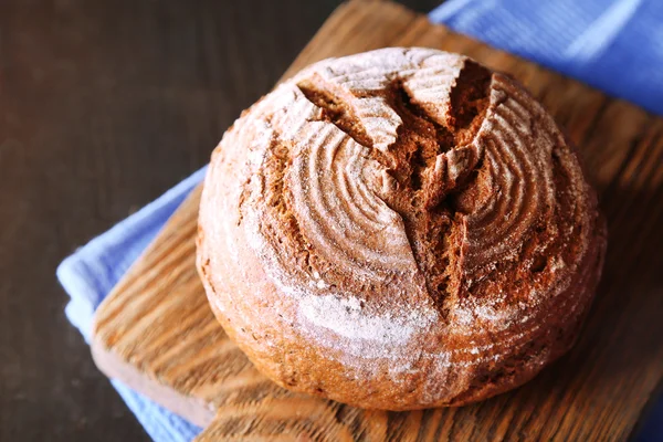 Pane fresco su sfondo di legno scuro — Foto Stock