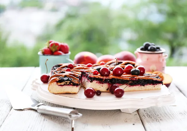 자연 배경 테이블에 열매와 달콤한 베리 타트 — 스톡 사진
