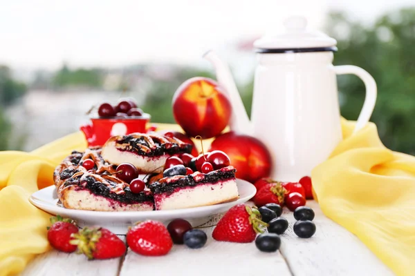 Sladké bobule dortík s ovocem na stole na přírodní pozadí — Stock fotografie