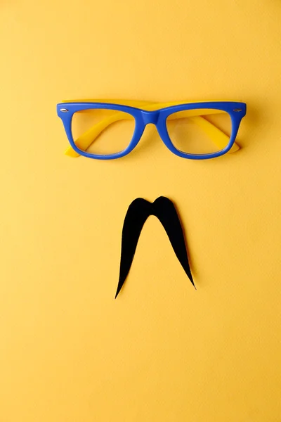 Γυαλιά και το μουστάκι, σχηματίζοντας το πρόσωπο του ανθρώπου — Φωτογραφία Αρχείου