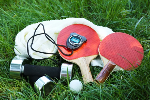 Sportovní vybavení na zelené trávě — Stock fotografie