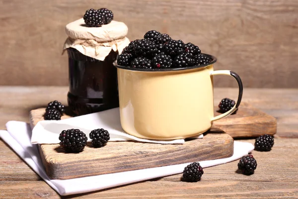 Sweet blackberries in color mug — Stock Photo, Image