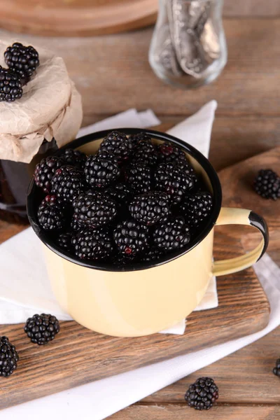 Sweet blackberries in color mug — Stock Photo, Image