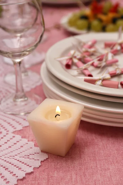 Buffet avec vaisselle et bougie en attente pour les invités — Photo