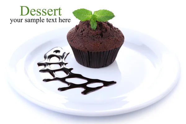 Muffin de chocolate na placa isolada em branco — Fotografia de Stock