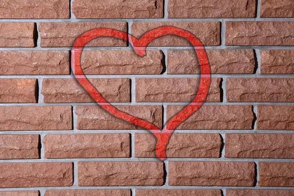 Coração de grafite na parede de tijolo — Fotografia de Stock