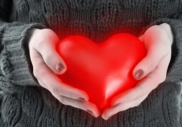 Cuore rosso nelle mani della donna — Foto Stock