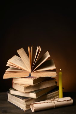 Tablo üzerinde eski kitaplar