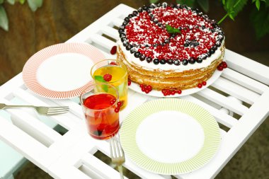 Taze çilek ile lezzetli kek