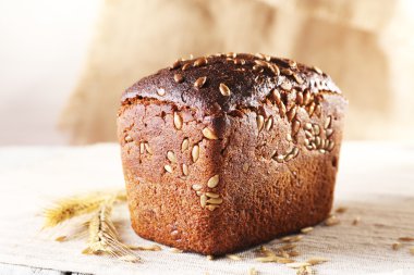 Tahta masada taze ekmek.