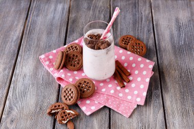 süt tablo yakın çekim üzerinde çikolatalı kurabiye ile kokteyl