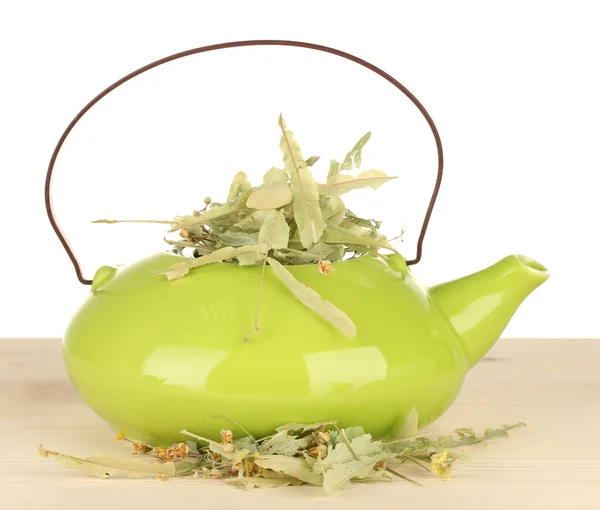 Getrocknete Kräuter in Teekanne auf Holztisch, isoliert auf weiß. Konzeptfoto von Kräutertee. — Stockfoto