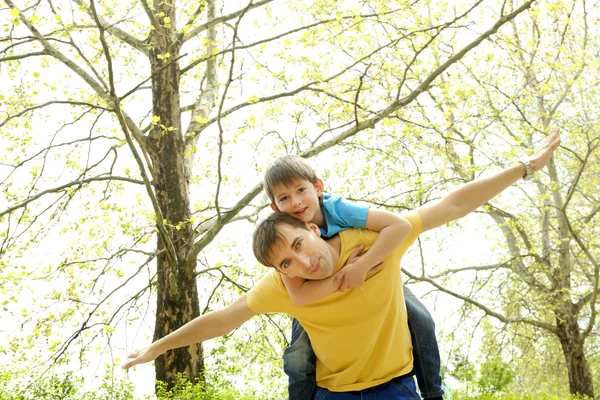 Šťastný otec a syn v parku — Stock fotografie