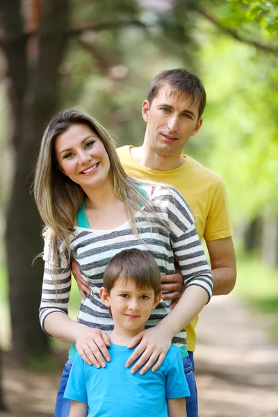 Gelukkig gezin in park — Stockfoto