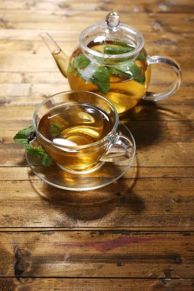 Thé à la menthe frais dans une tasse en verre et une théière — Photo