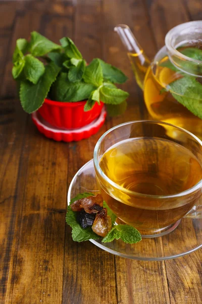 Fresh mint tea in glass cup and teapot — Stock Photo, Image