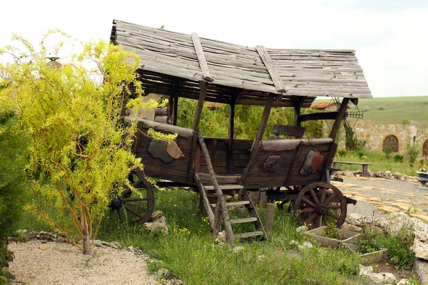 Starý dřevěný vozík, venku — Stock fotografie