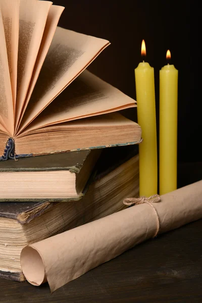 Libros viejos en la mesa — Foto de Stock