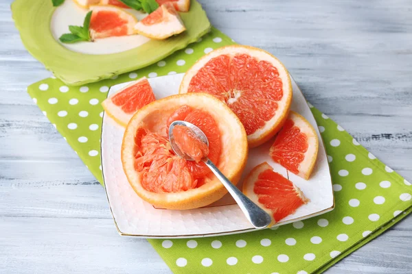 Ripe grapefruits on plate — Stock Photo, Image