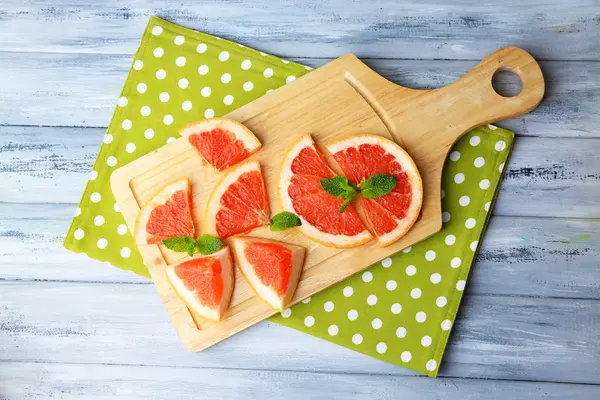 Zralých grapefruitů na prkénku — Stock fotografie