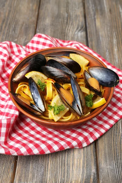 Traditionella nudlar med musslor på bord, på nära håll — Stockfoto