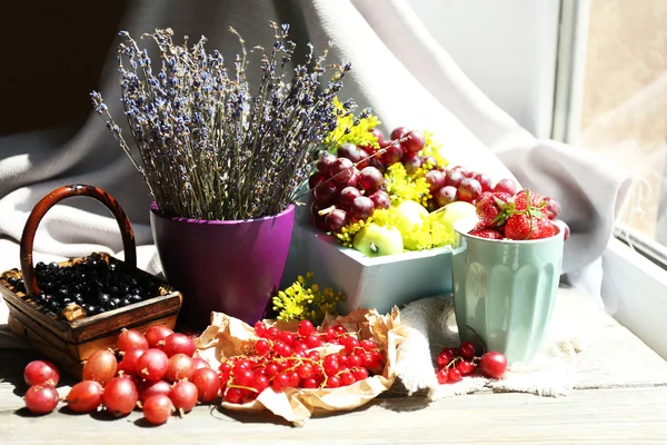 Ripe berries and flowers — Stock Photo, Image