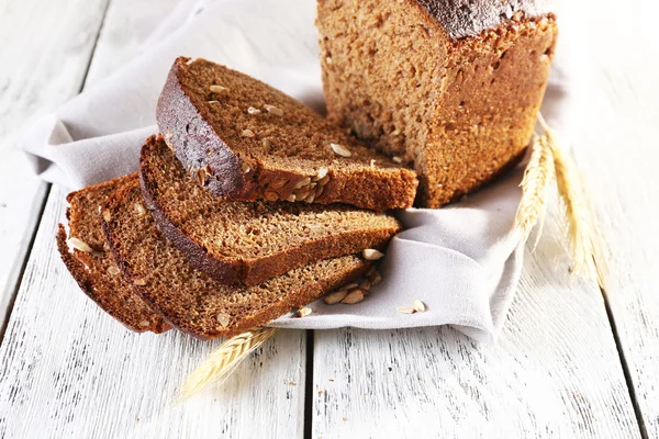 Färskt bröd på träbord — Stockfoto
