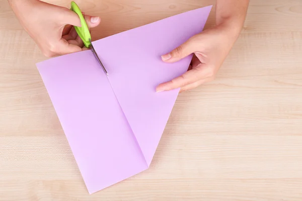 Dokonywanie origami postać ręce — Zdjęcie stockowe
