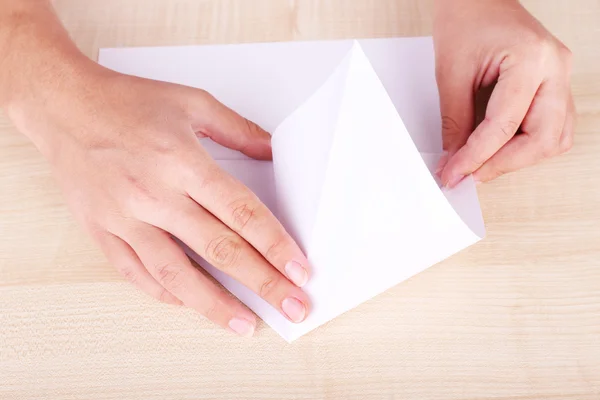 Handen origami figuur maken — Stockfoto