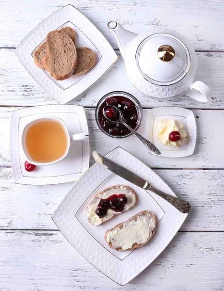 Pan fresco con mermelada de cereza — Foto de Stock