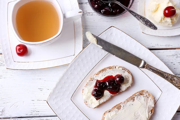 Pan fresco con mermelada de cereza — Foto de Stock