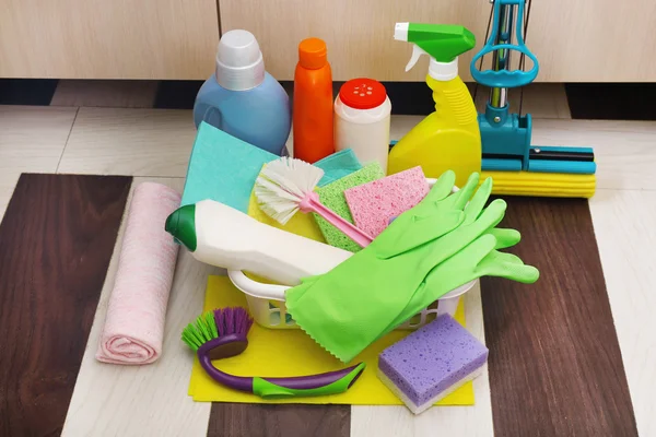 Coleta de produtos de limpeza — Fotografia de Stock