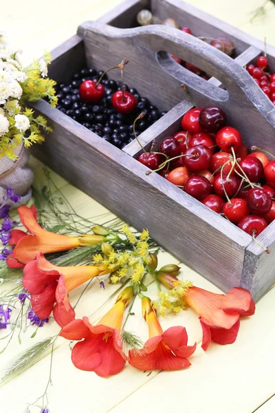 Свіжі ягоди в дерев'яній коробці — стокове фото